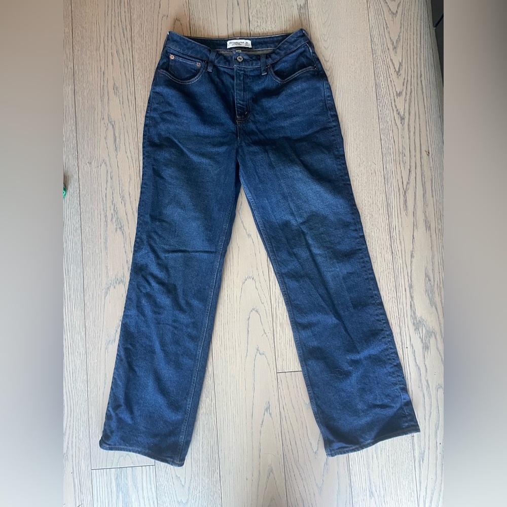 Abercrombie 90’s High Rise Relaxed Curve Love Jeans w/ Martini Embrodiery